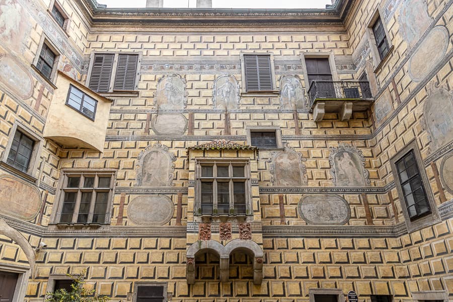 CK小鎮-庫倫洛夫Český Krumlov城堡區第四庭院的細膩彩繪牆面