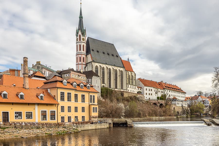 CK小鎮-庫倫洛夫Český Krumlov聖維塔大教堂（Kostel svatého Víta）建於1407年，原為貴族信仰中心，是捷克歌德式建築的代表作之一