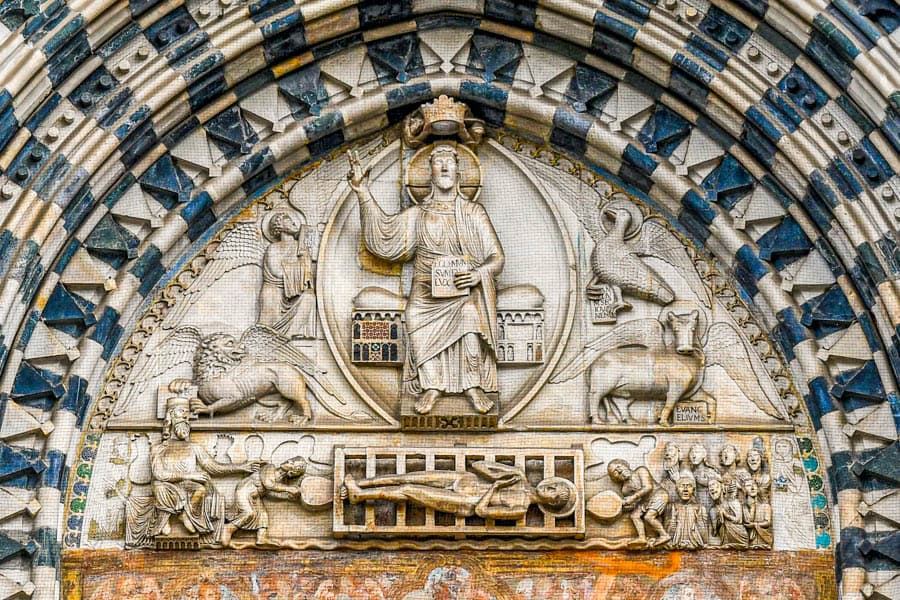 義大利熱那亞聖羅倫佐主教座堂(Genoa Cathedral)主要入口上方精細的羅馬式建築雕塑。