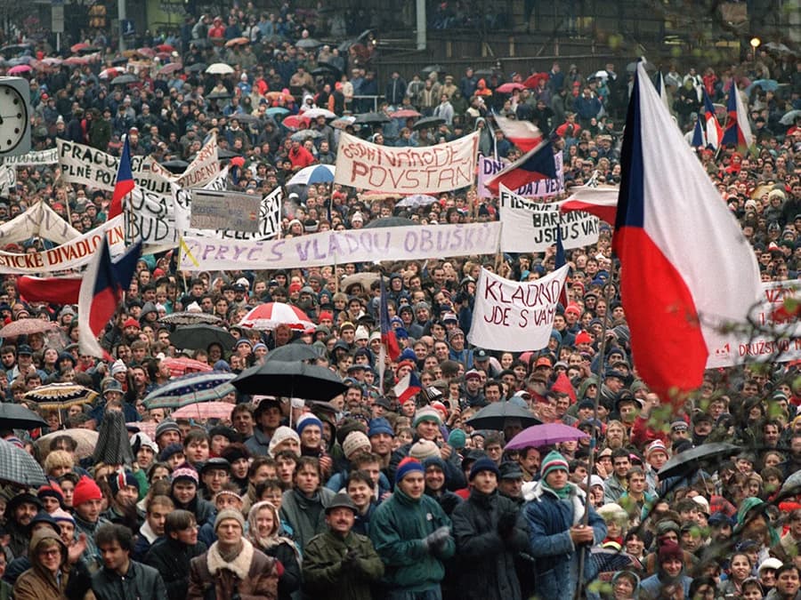 捷克人民以天鵝絨革命推翻捷克共產黨