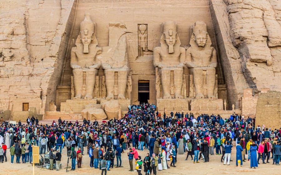 在阿布辛貝神殿前等待的人群