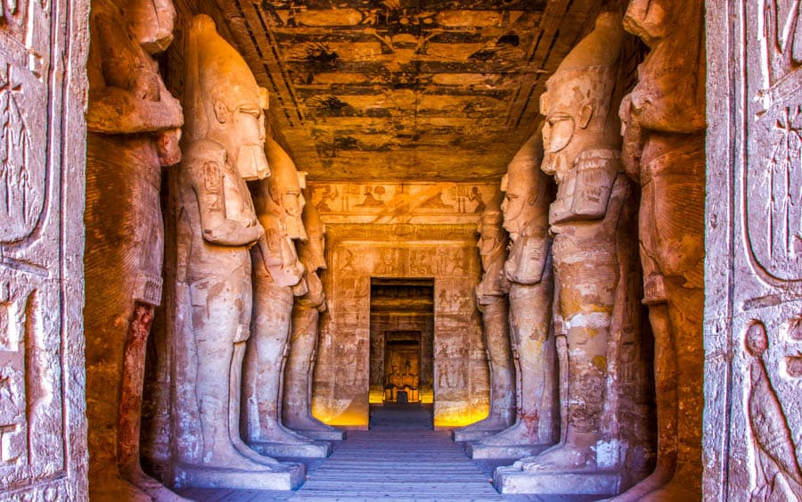 埃及阿布辛貝神殿太陽節的光線要穿過60公尺廊道、避過柱影、直射底部雕像