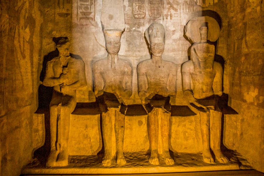 埃及阿布辛貝神殿深處的四尊雕像