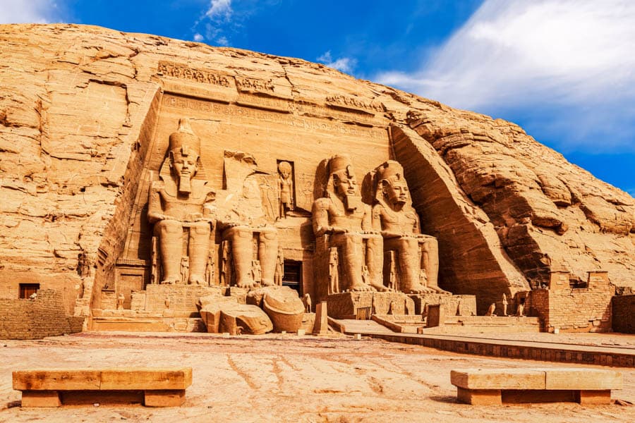 埃及阿布辛貝神殿入口四尊巨大的拉美西斯二世雕像