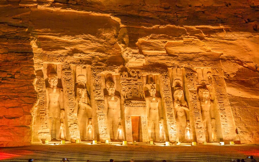 埃及阿布辛貝神殿旁的王后小神殿