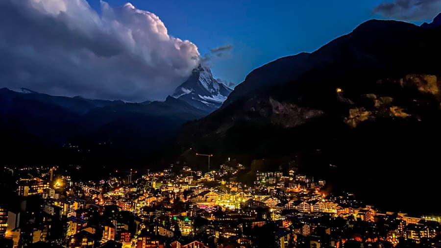 瑞士策馬特小城夜景，遠方是馬特洪峰