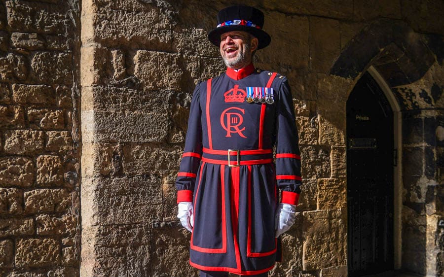 倫敦塔的渡鴉官(Yeoman Warder Ravenmaster)