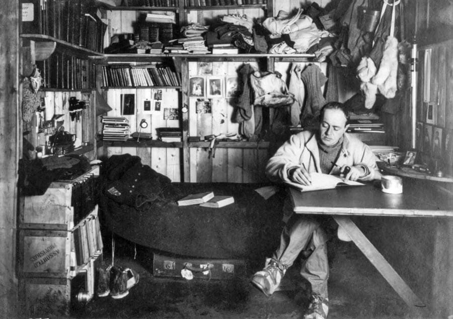 在小木屋寫信的史考特