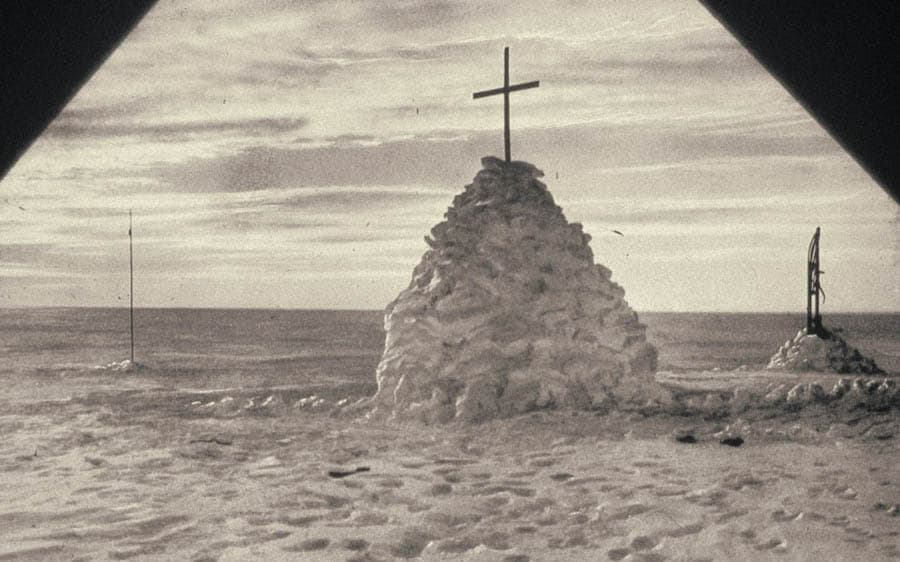 史考特和隊員的冰原塚