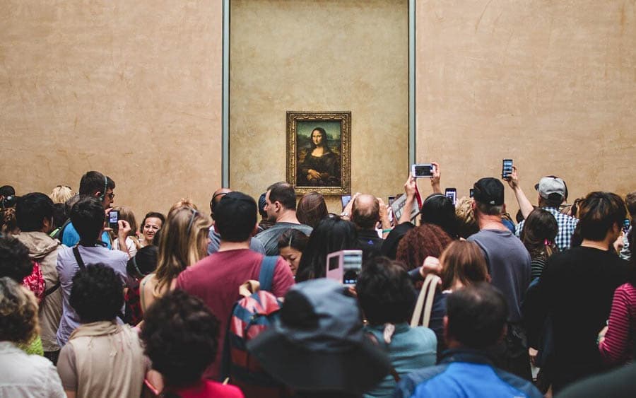 眾人在羅浮宮圍觀蒙娜麗莎的微笑