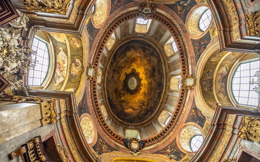 維也納聖伯多祿教堂穹頂壁畫，橢圓形天頂與光影透視營造向上延伸的幻覺效果。