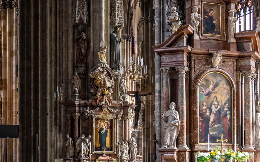維也納聖史蒂芬大教堂巴洛克內景，金色雕塑、拱門與華麗祭壇包圍空間，呈現強烈宗教感染力。
