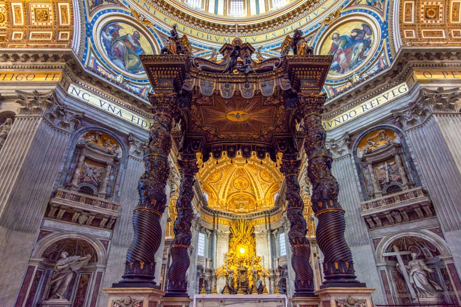 羅馬聖彼得大教堂內的貝尼尼青銅華蓋，巨大扭柱與金色祭壇在圓頂下閃耀。