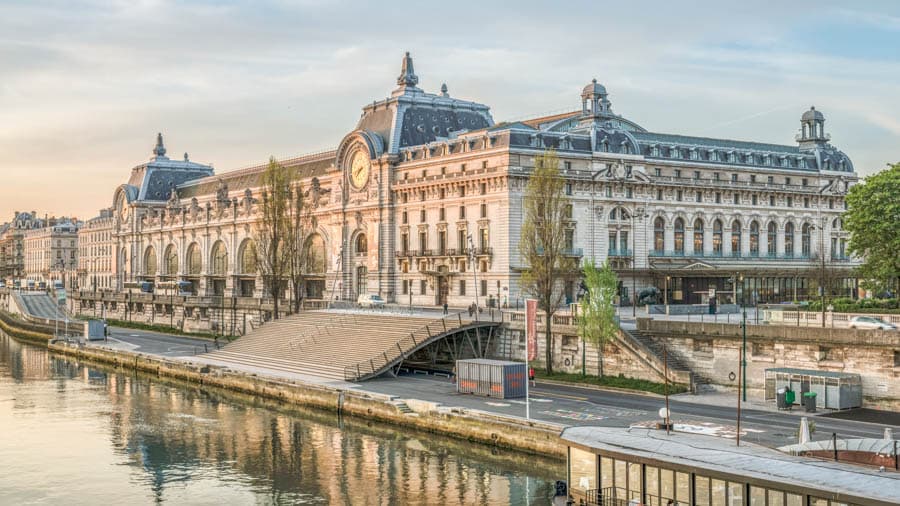 河畔邊的巴黎奧賽美術館(Musée d'Orsay)