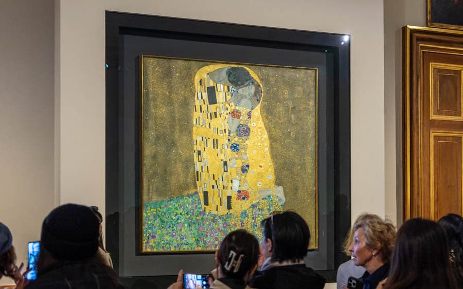 群眾圍觀克林姆名畫-吻