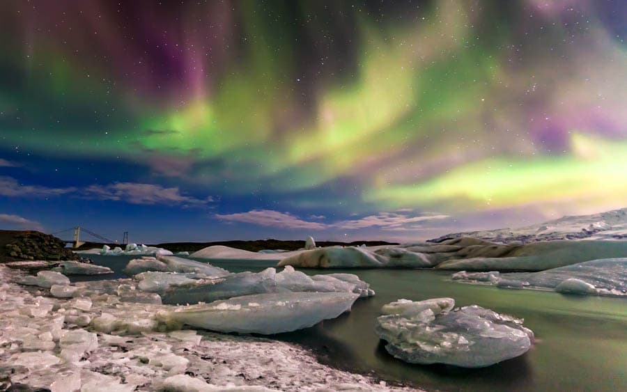 傑古沙龍冰河湖(Jökulsárlón)上方有璀璨的極光(Northern Lights)