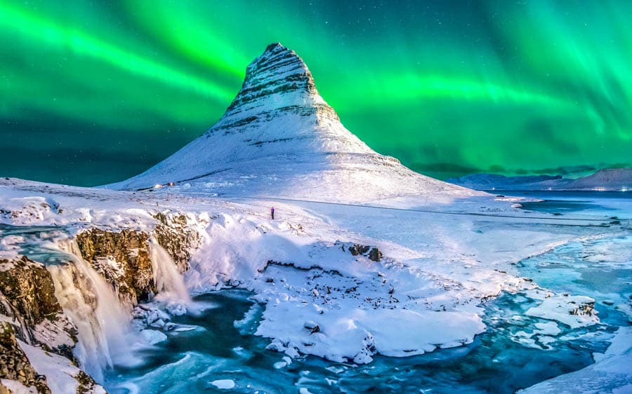 冰島斯奈山半島(Snæfellsnes Peninsula)上的知名地標：教會山(Kirkjufell)。 