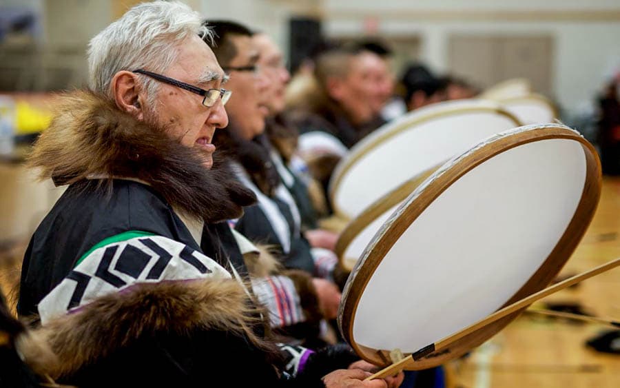 傳統民族在帳篷演奏鼓舞與歌唱