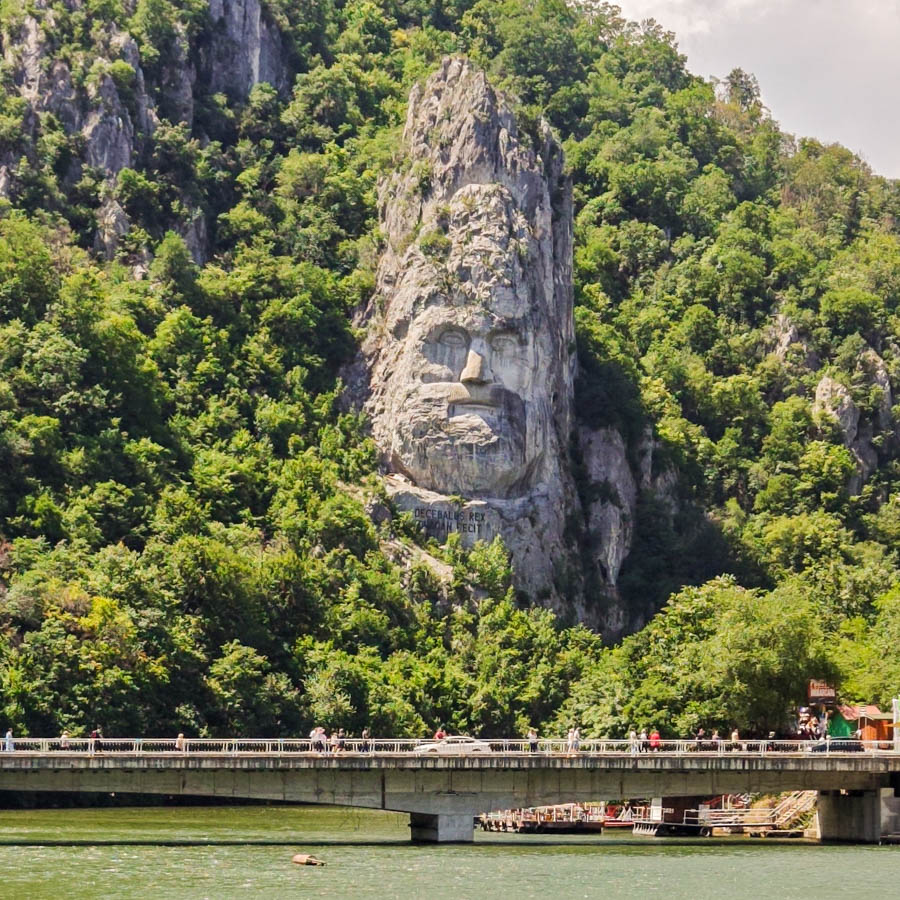 德塞巴盧斯石雕(Rock Sculpture of Decebalus)
