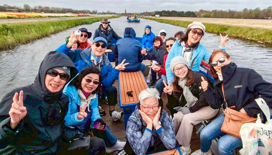 團員穿梭鬱金香花田的遊船