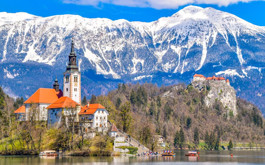 位在湖畔峭壁上的布雷德城堡