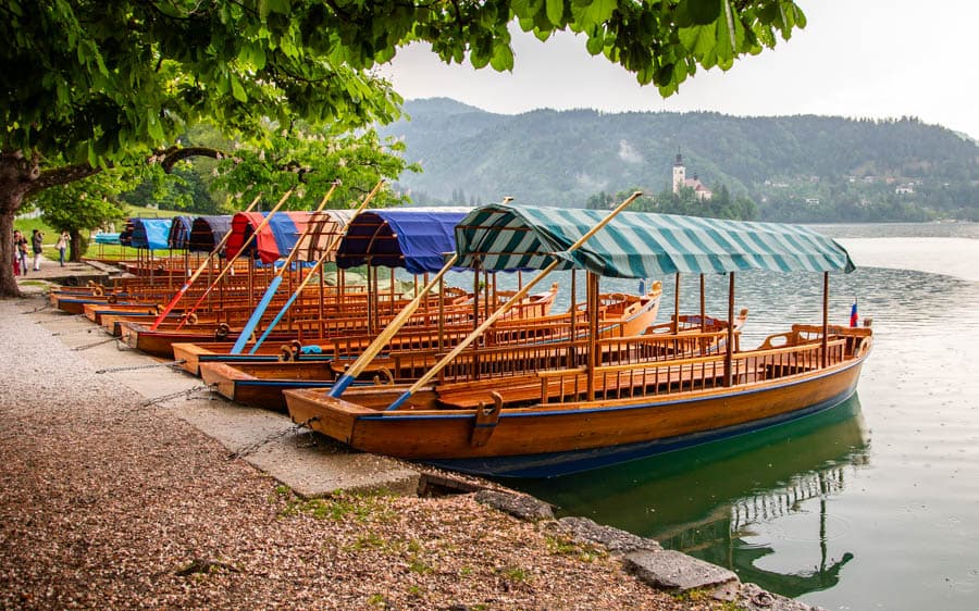 搭乘16世紀的普列特納木船(Pletna)前往湖心小島