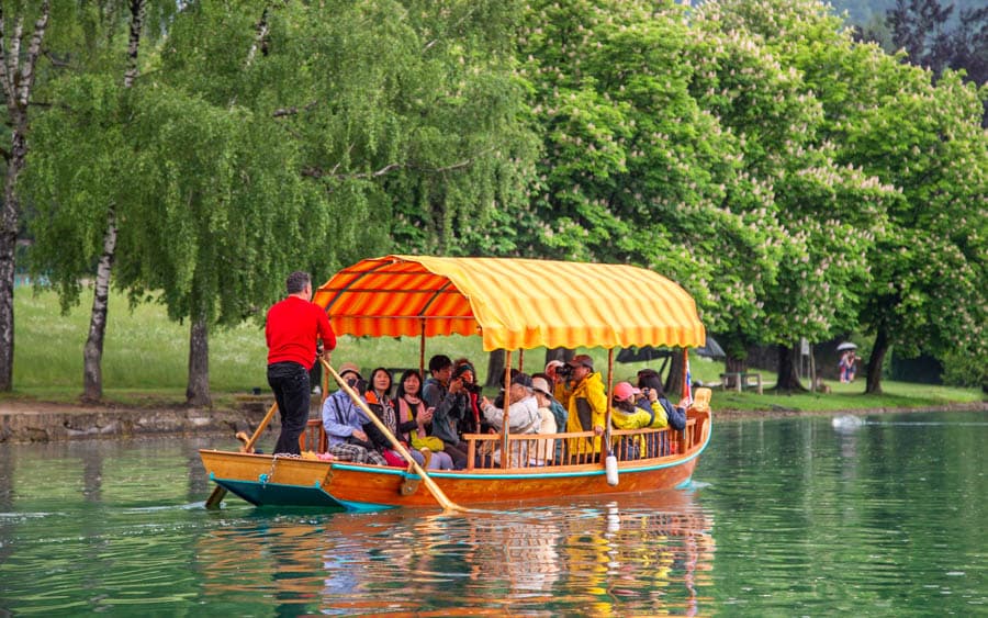 Pletna的船夫工作為世襲制