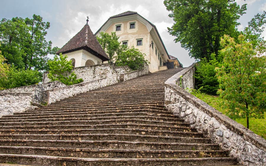 99階登上湖心小島聖母升天教堂