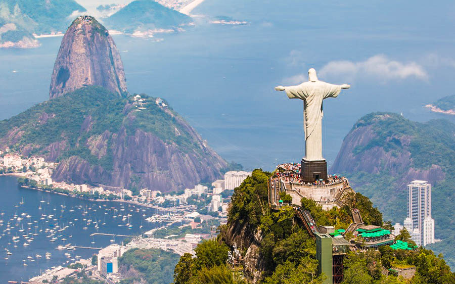 巴西里約熱內盧科爾科瓦多山(Corcovado Mountain)頂峰的著名地標——基督救世主雕像(Christ the Redeemer)