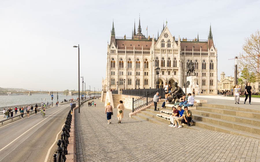 布達佩斯市民喜歡在多瑙河畔散步