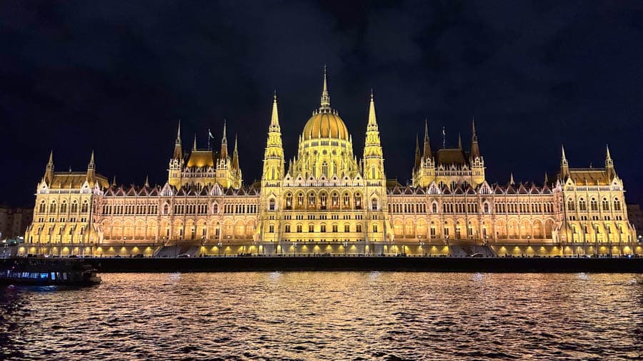 匈牙利國會大廈號稱多瑙河的百萬夜景