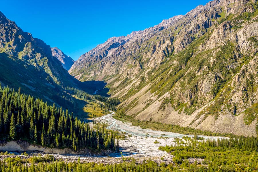 在吉爾吉斯的峽谷健行