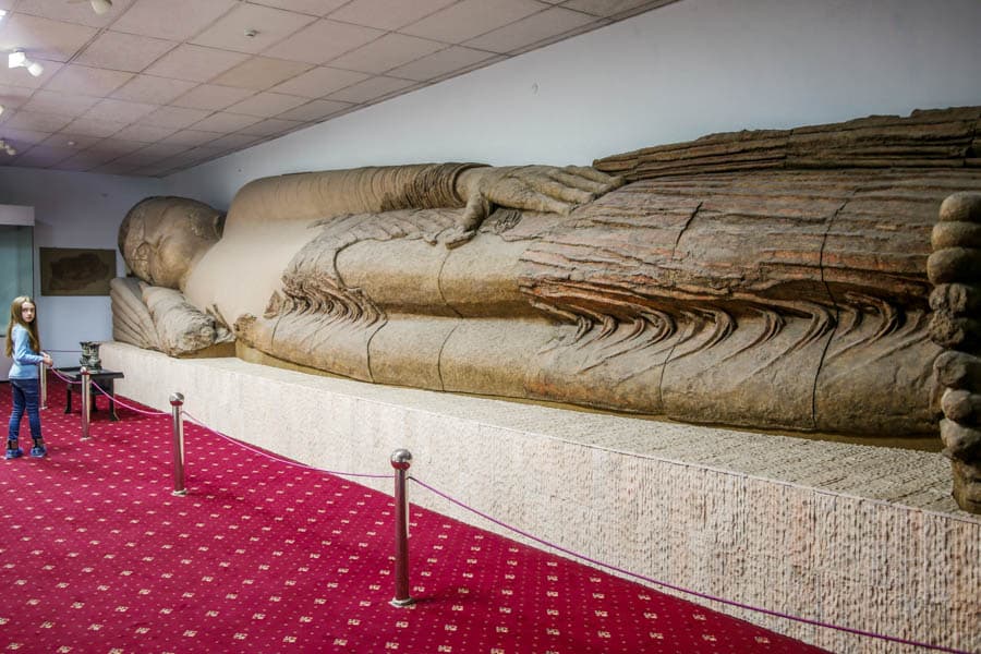 中亞五國塔吉克擁有全中亞最大的臥佛