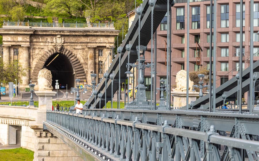 鏈橋延伸進入布達城堡山隧道