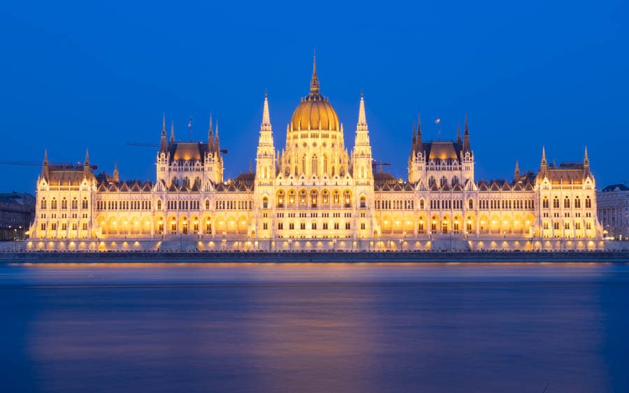 從布達拍攝多瑙河百萬夜景國會大廈
