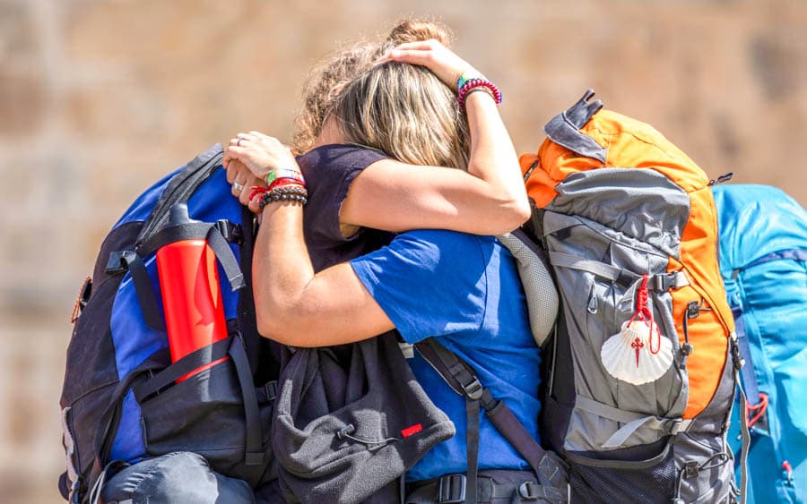 抵達西班牙朝聖之路終點興奮的人群