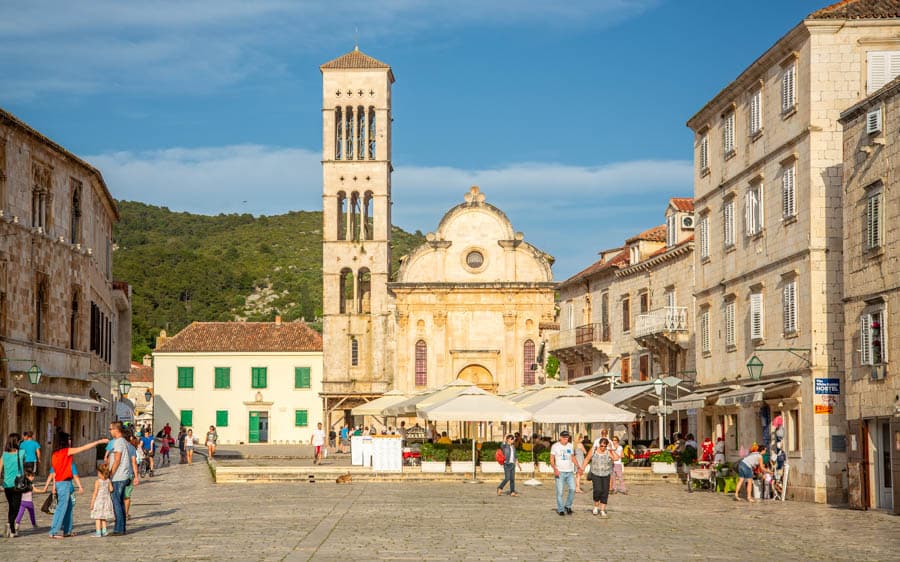 赫瓦島核心廣場上建於16至17世紀的聖史蒂芬大教堂(Hvar Cathedral)