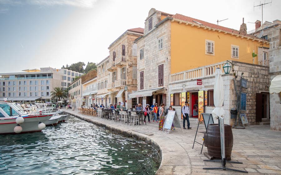 Fabrika海濱長廊佈滿餐廳、咖啡館，旅人在此喝白酒賞夕陽，不亦樂乎