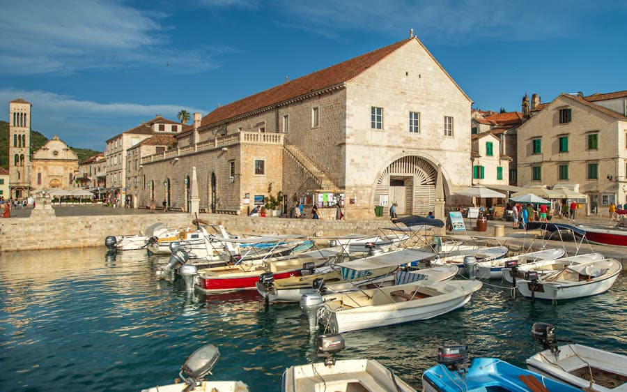 赫瓦島軍械庫的拱門就是船艦拖進去維修的入口