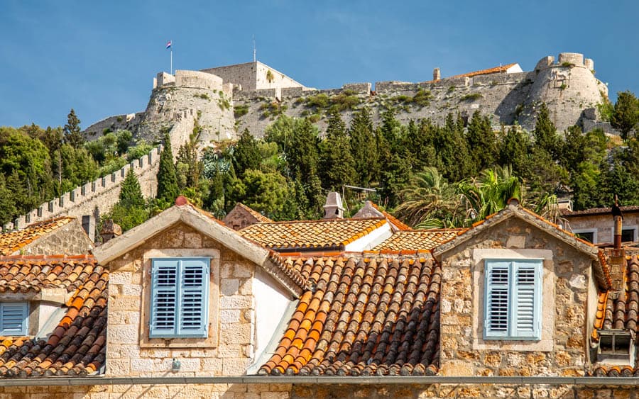 克羅埃西亞赫瓦爾島上建於13世紀的西班牙堡壘(Fortica Fortress）是全島制高點