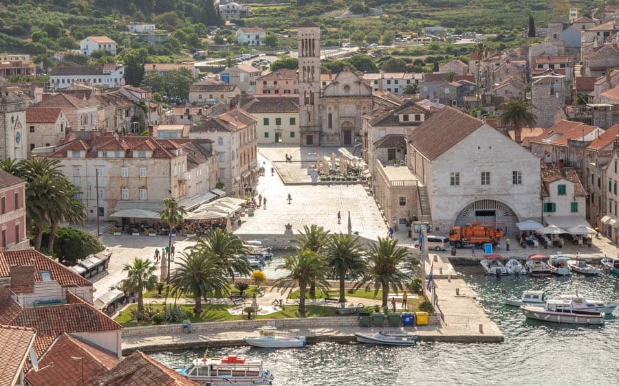 俯瞰賀瓦爾島的靈魂-聖史蒂芬大廣場