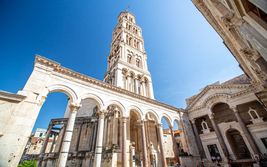 克羅埃西亞斯普利特（Split）的戴克里先宮（Diocletian's Palace），其中最顯著的建築是聖杜耶主教座堂（Cathedral of Saint Domnius）的鐘樓