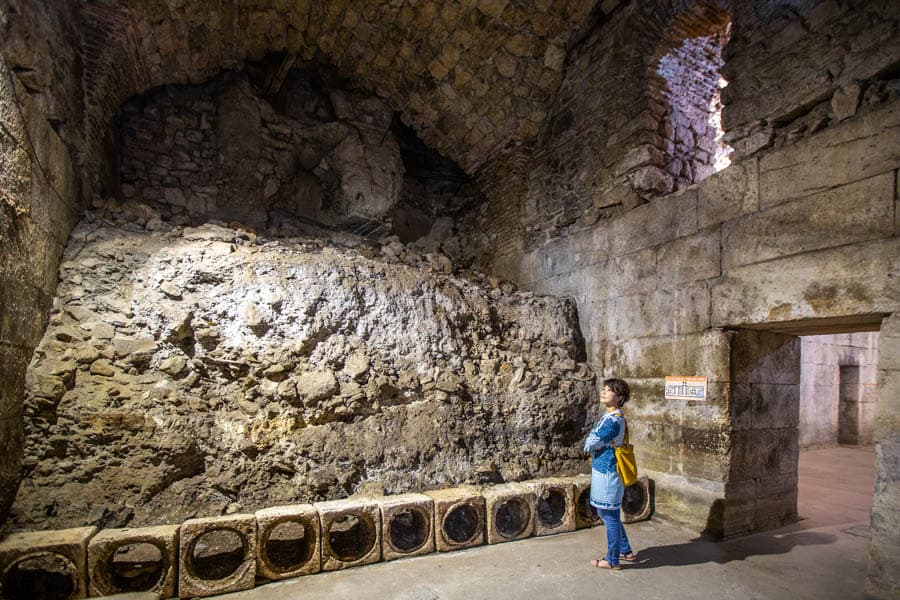 克羅埃西亞史普利特戴克里先宮地窖大片土石堆實際上是長達數百年的垃圾與廢棄物堆積