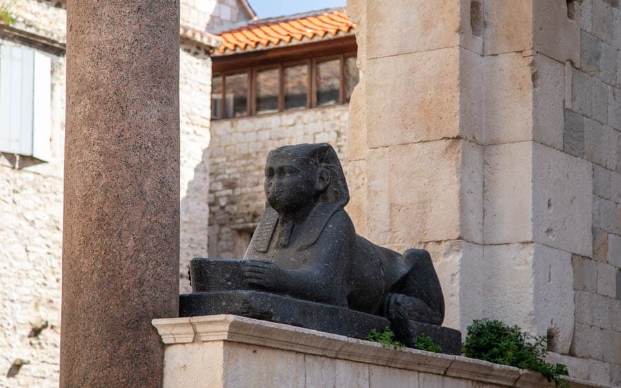 戴克里先皇帝在西元4世紀從埃及帶來的黑色花崗岩獅身人面像