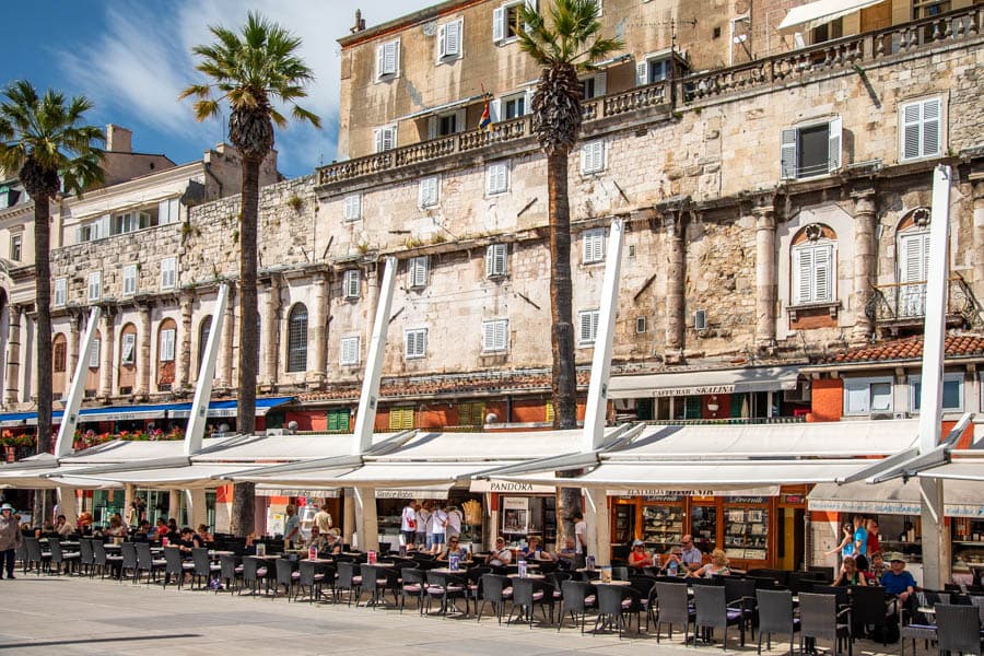 城牆旁濱海大道的咖啡座