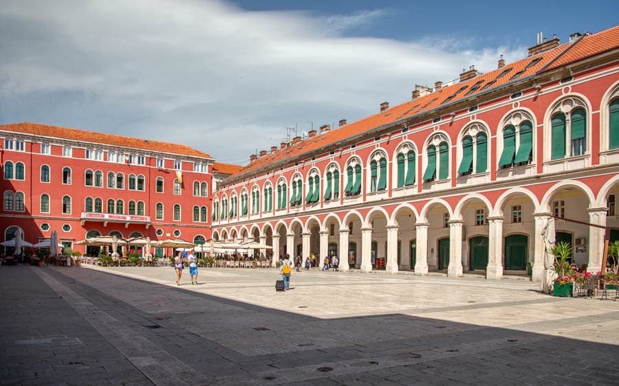 戴克里先宮旁模仿威尼斯聖馬可廣場的共和國廣場Prokurative