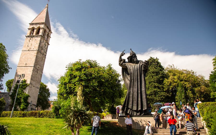 撫摸金門外的「寧的格雷戈里」主教雕像左腳大拇指可帶來好運