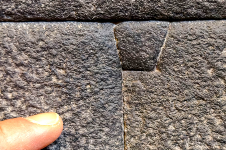 庫斯科石牆一根手指頭粗之立體石塊