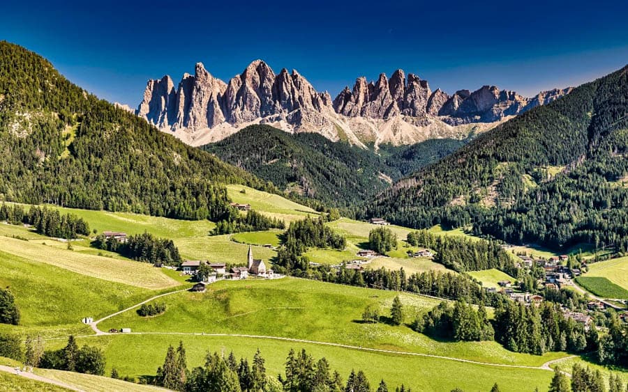 精緻的聖瑪達萊娜教堂靜靜佇立在富內斯山谷(Val di Funes)