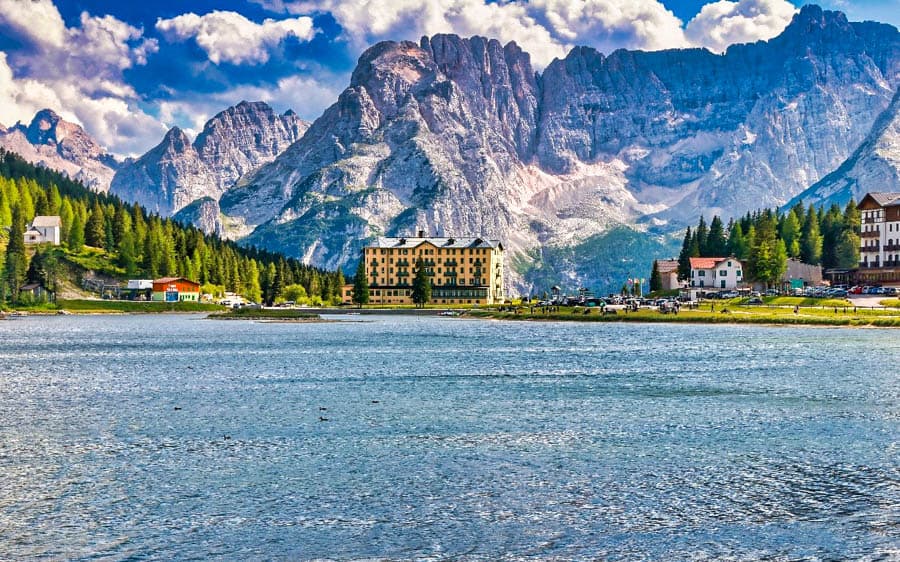 密蘇里娜湖(Lago di Misurina)擁抱海拔 1,754 公尺的療癒微風